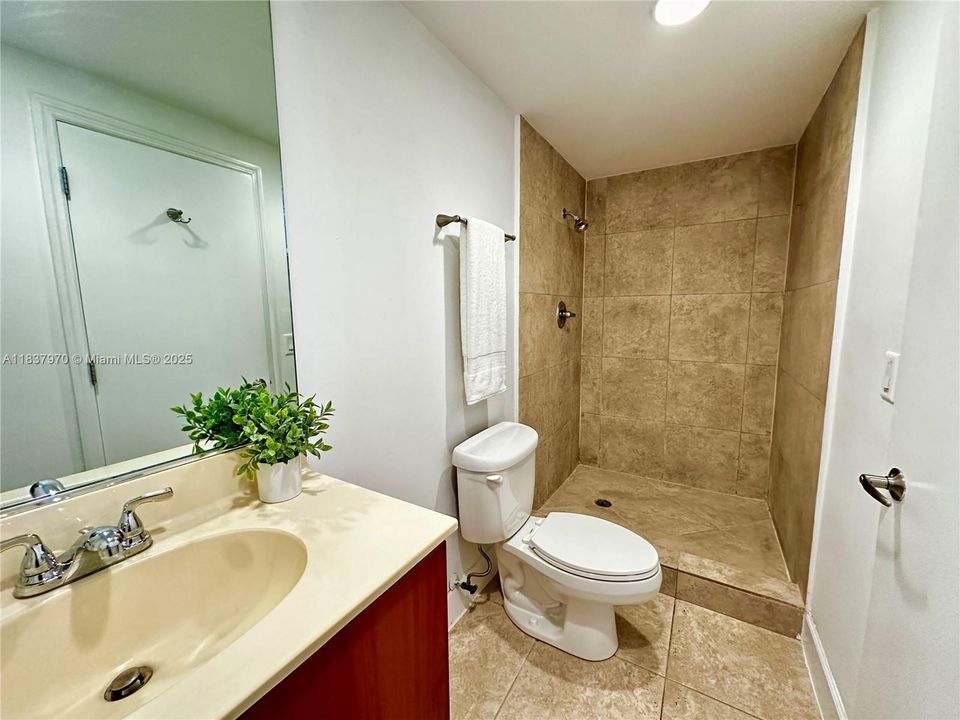 Недавно продано: $299,000 (2 спален, 2 ванн, 1145 Квадратных фут)