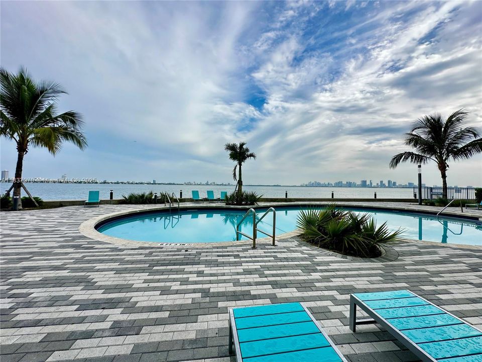 Недавно продано: $299,000 (2 спален, 2 ванн, 1145 Квадратных фут)