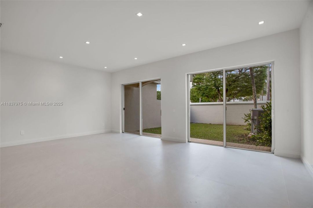 最近售出: $1,134,000 (3 贝兹, 2 浴室, 2468 平方英尺)