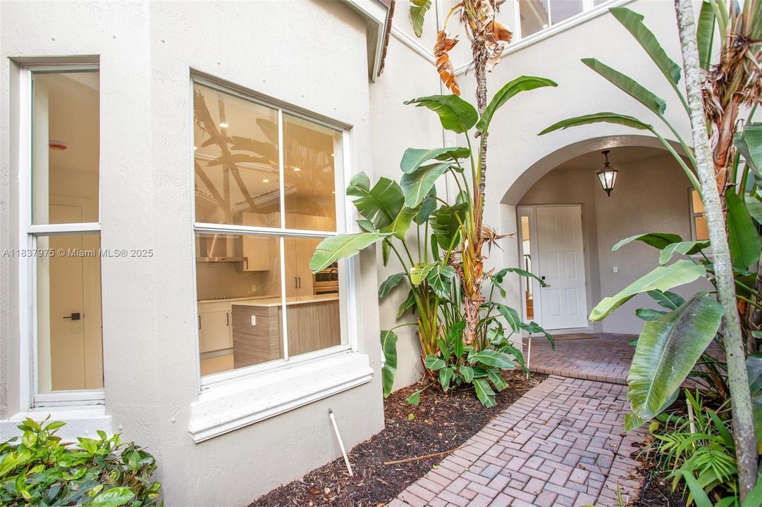 最近售出: $1,134,000 (3 贝兹, 2 浴室, 2468 平方英尺)