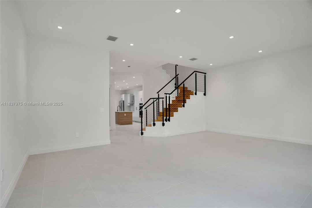 最近售出: $1,134,000 (3 贝兹, 2 浴室, 2468 平方英尺)