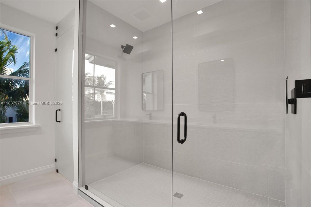 最近售出: $1,134,000 (3 贝兹, 2 浴室, 2468 平方英尺)