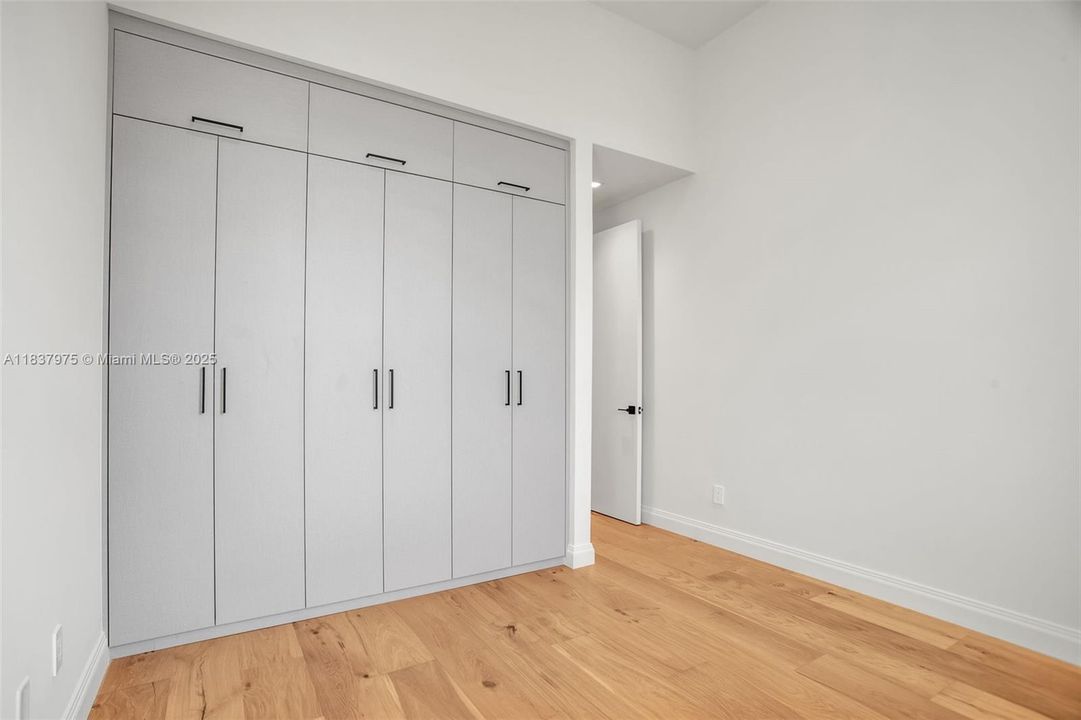 最近售出: $1,134,000 (3 贝兹, 2 浴室, 2468 平方英尺)