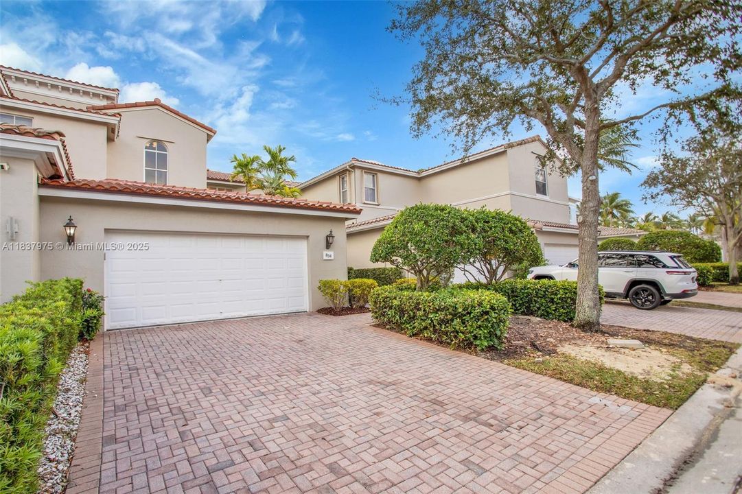 最近售出: $1,134,000 (3 贝兹, 2 浴室, 2468 平方英尺)