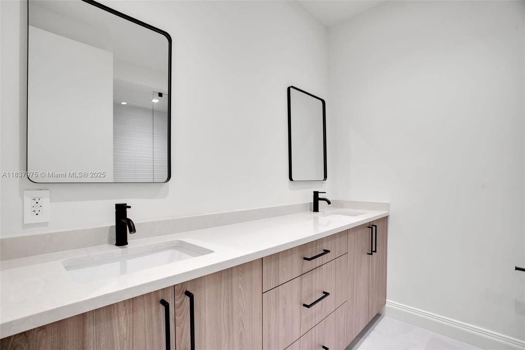 最近售出: $1,134,000 (3 贝兹, 2 浴室, 2468 平方英尺)