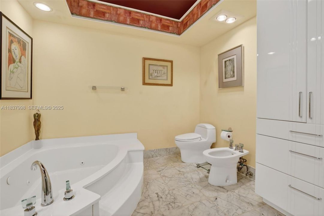 For Sale: $1,250,000 (2 beds, 2 baths, 1800 Square Feet)