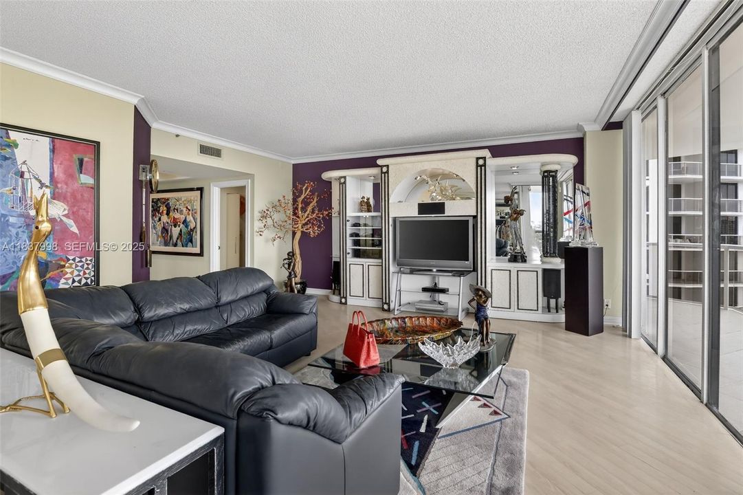 For Sale: $1,250,000 (2 beds, 2 baths, 1800 Square Feet)