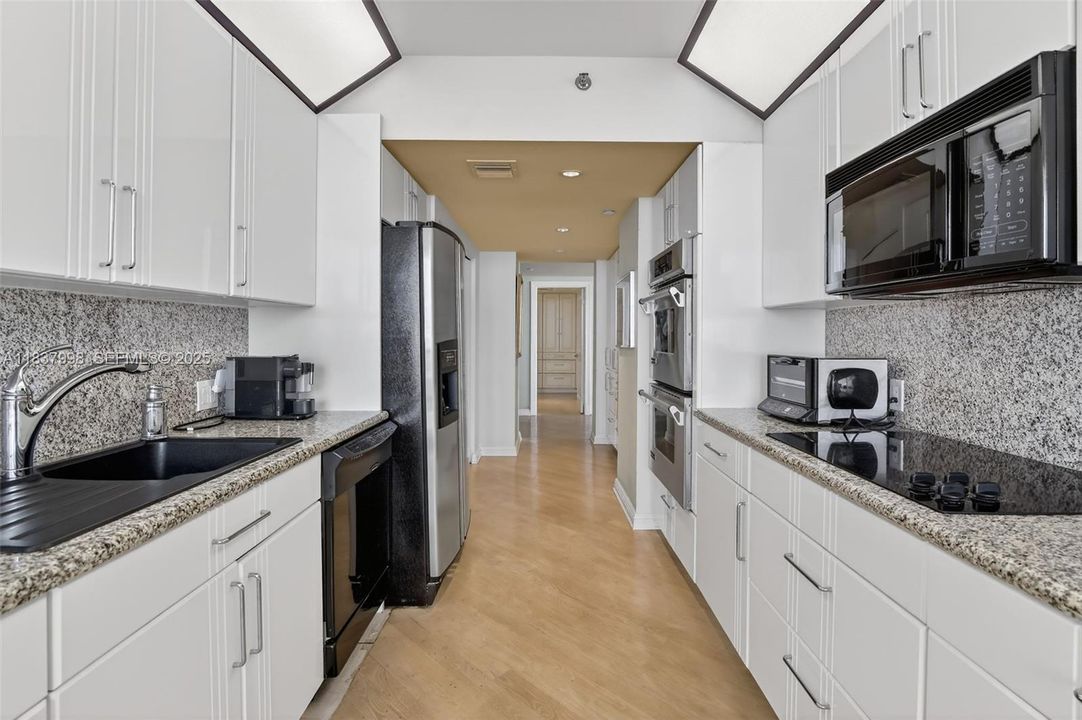 For Sale: $1,250,000 (2 beds, 2 baths, 1800 Square Feet)