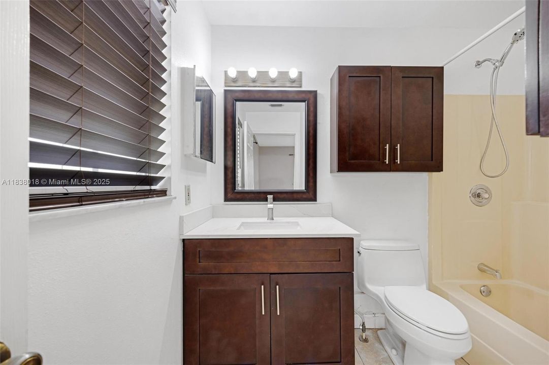 Activo con contrato: $810,000 (3 camas, 2 baños, 1100 Pies cuadrados)