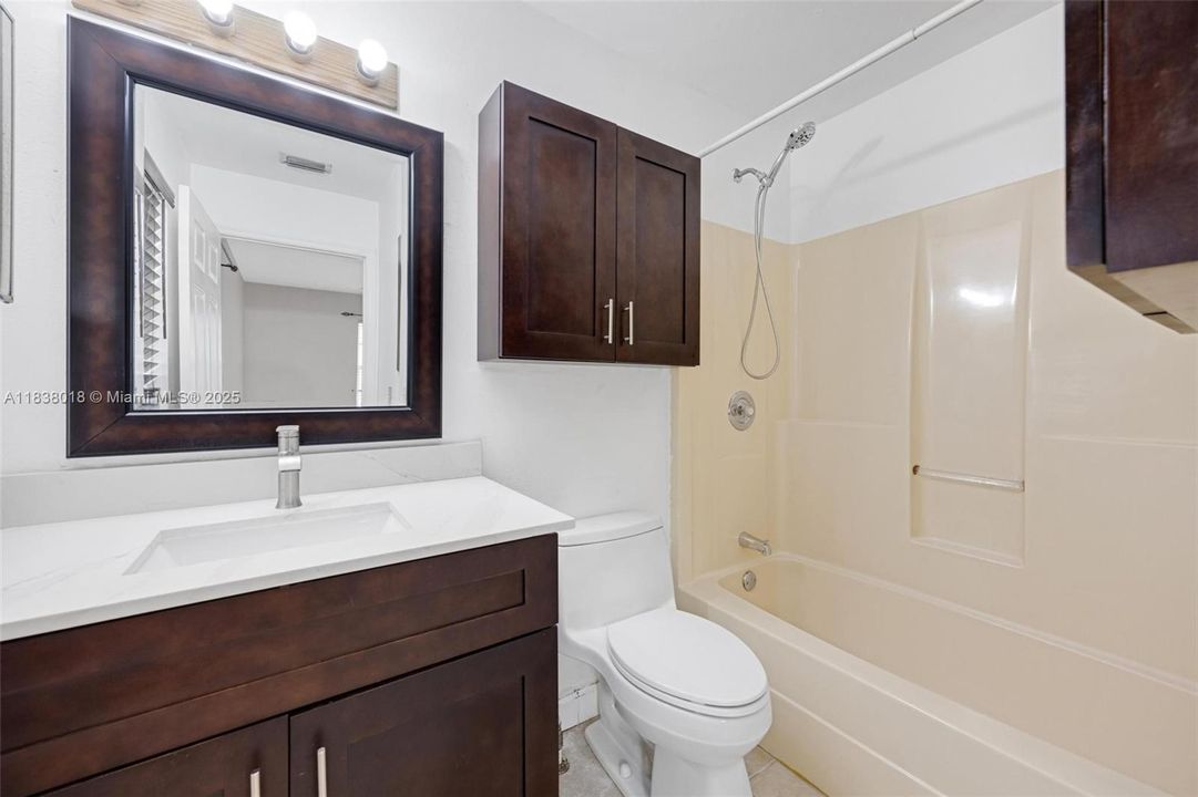 Activo con contrato: $810,000 (3 camas, 2 baños, 1100 Pies cuadrados)