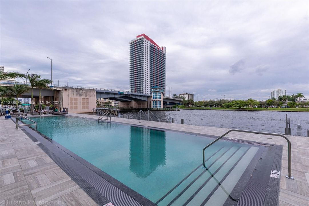 En Venta: $699,000 (2 camas, 2 baños, 1054 Pies cuadrados)