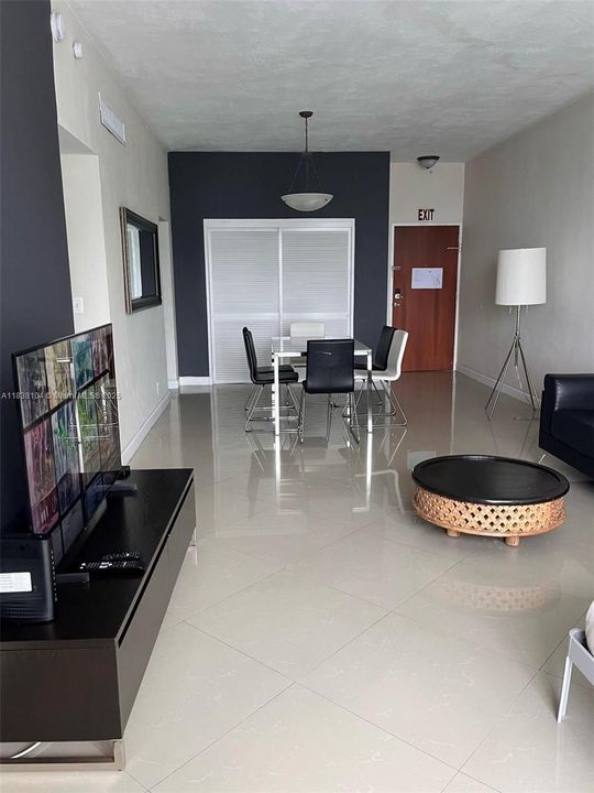 For Rent: $3,900 (1 beds, 1 baths, 874 Square Feet)