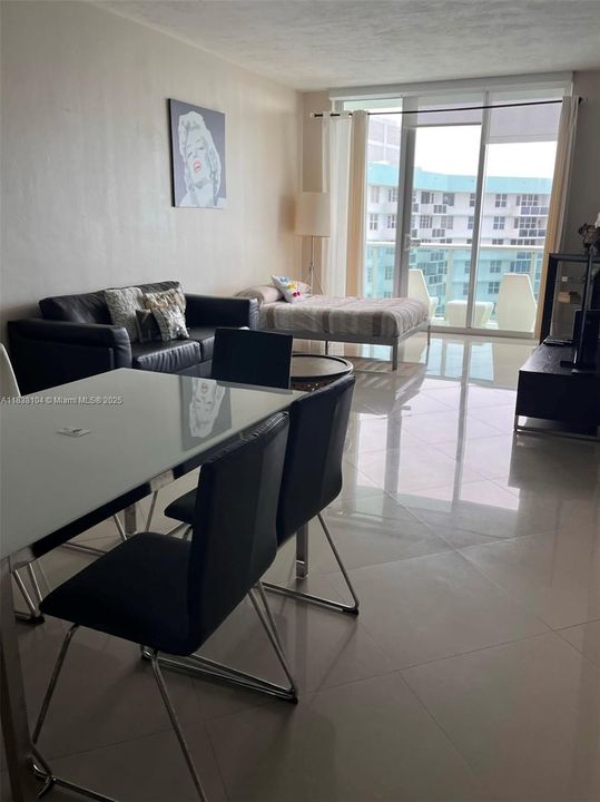 For Rent: $3,900 (1 beds, 1 baths, 874 Square Feet)