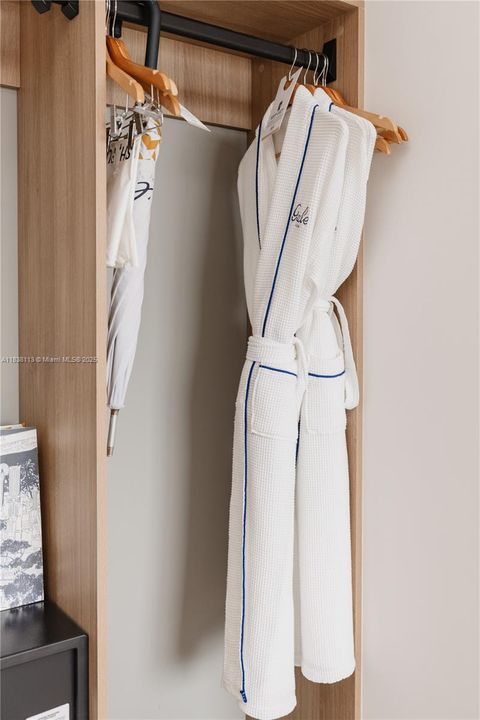 待售: $530,000 (0 贝兹, 1 浴室, 367 平方英尺)