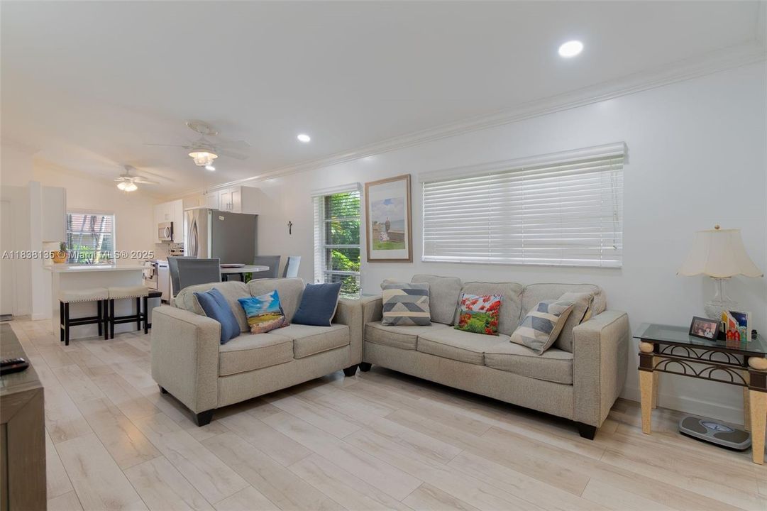 最近售出: $305,000 (2 贝兹, 2 浴室, 1100 平方英尺)