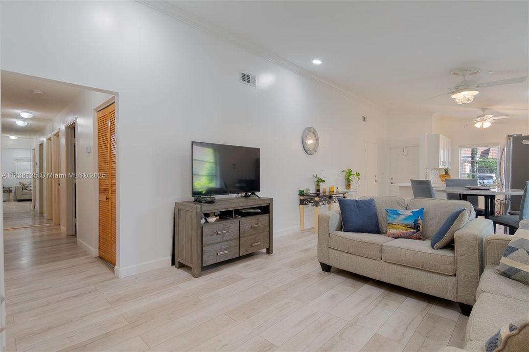 最近售出: $305,000 (2 贝兹, 2 浴室, 1100 平方英尺)