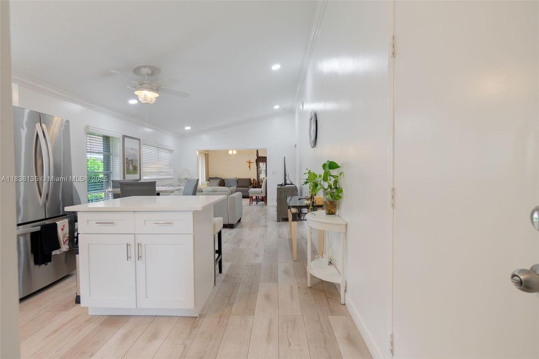 最近售出: $305,000 (2 贝兹, 2 浴室, 1100 平方英尺)