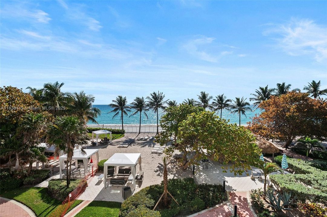 Active With Contract: $3,300 (2 beds, 2 baths, 1208 Square Feet)