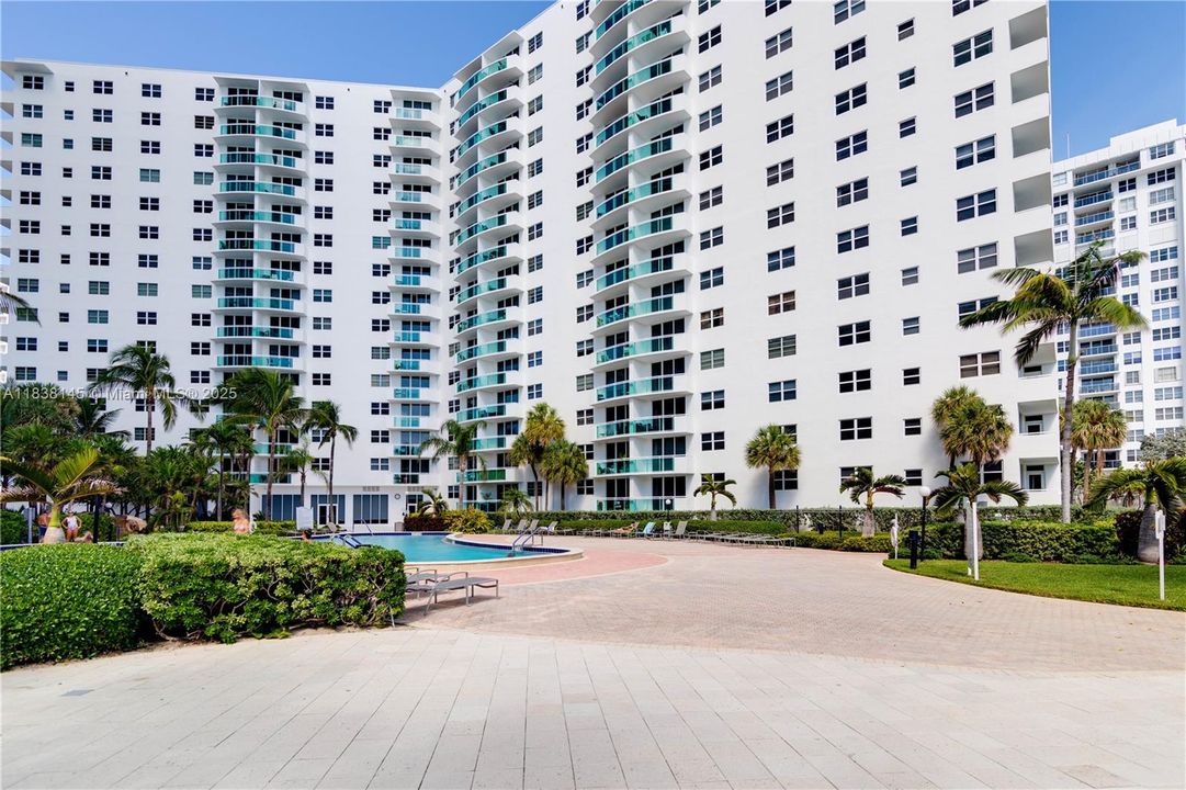 Active With Contract: $3,300 (2 beds, 2 baths, 1208 Square Feet)
