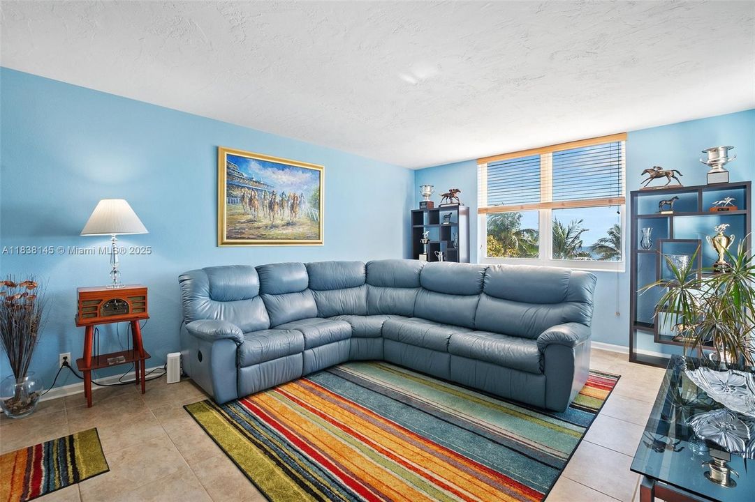 Active With Contract: $3,300 (2 beds, 2 baths, 1208 Square Feet)
