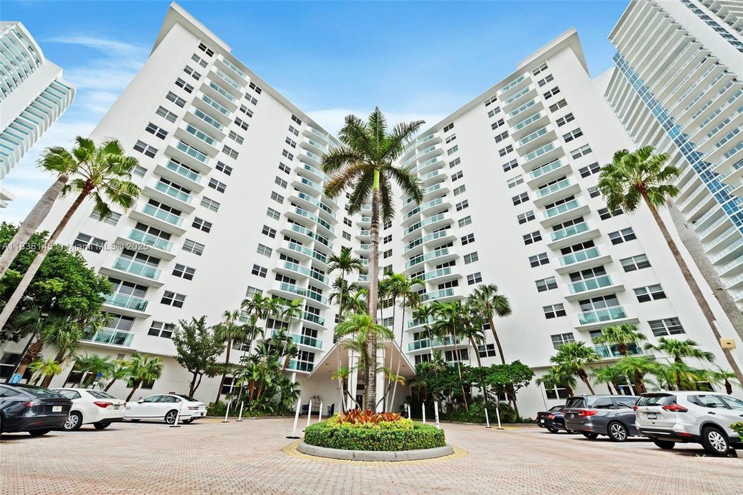 Active With Contract: $3,300 (2 beds, 2 baths, 1208 Square Feet)