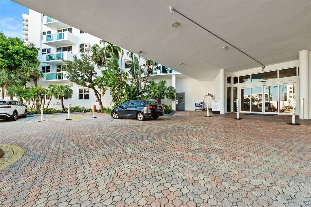 Active With Contract: $3,300 (2 beds, 2 baths, 1208 Square Feet)