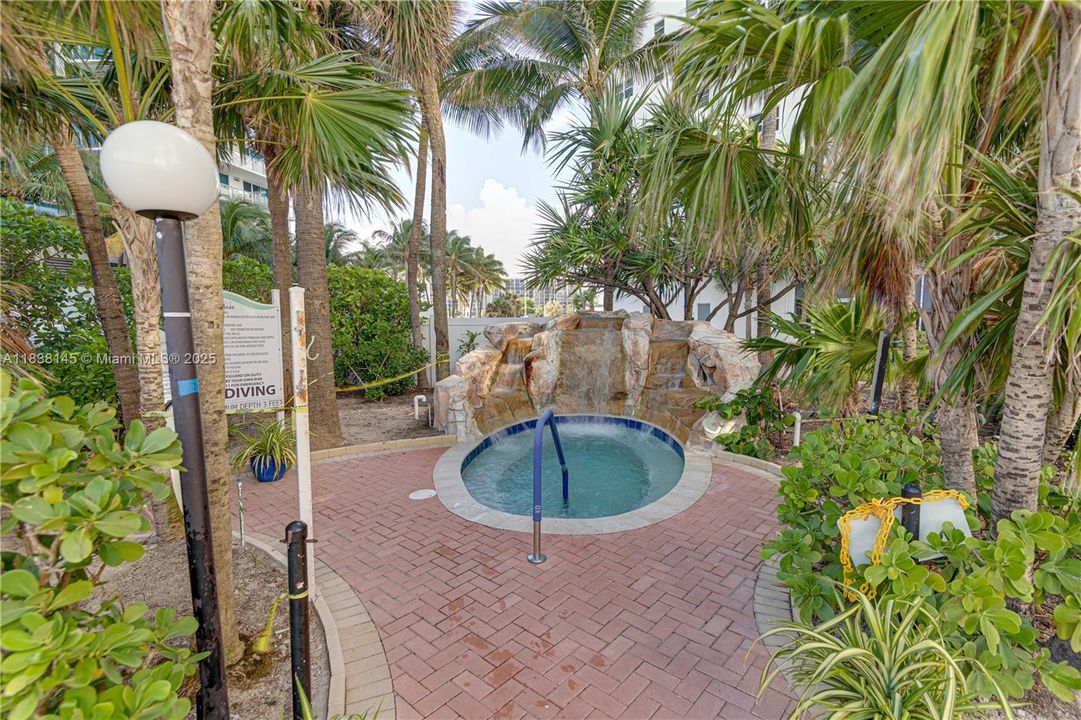 Active With Contract: $3,300 (2 beds, 2 baths, 1208 Square Feet)