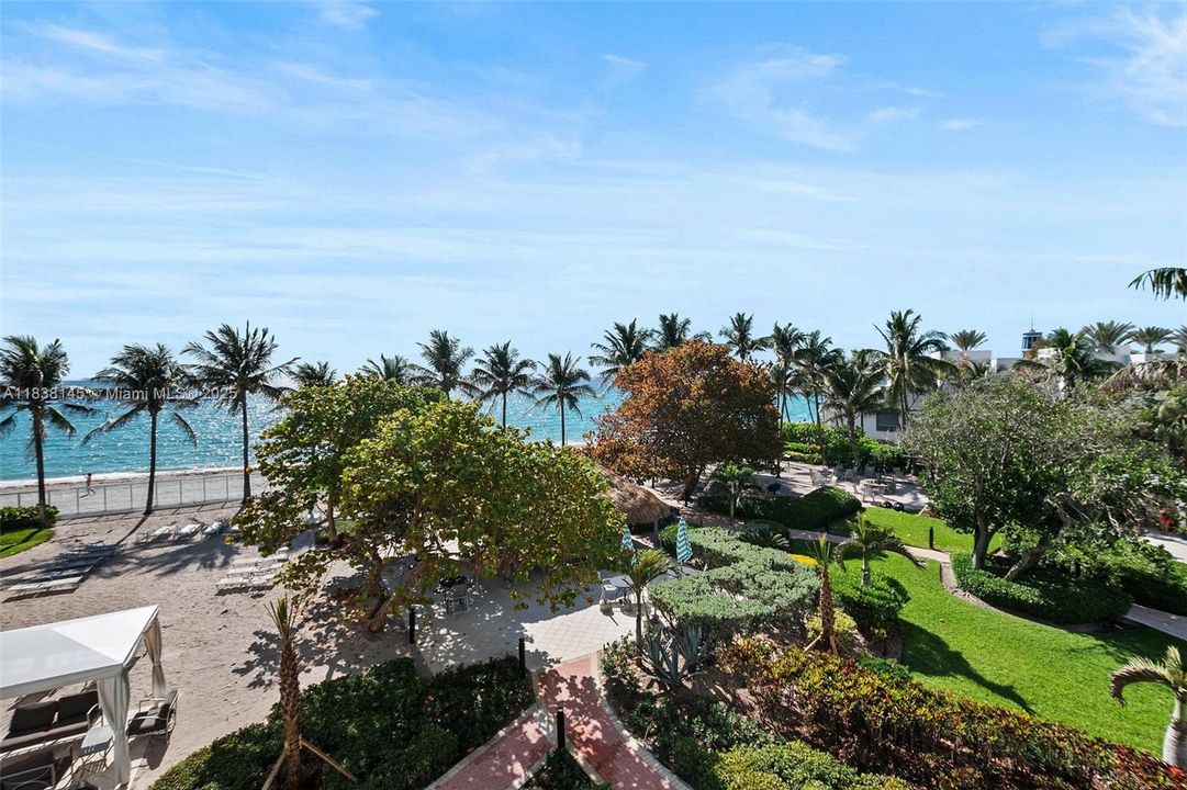 Active With Contract: $3,300 (2 beds, 2 baths, 1208 Square Feet)