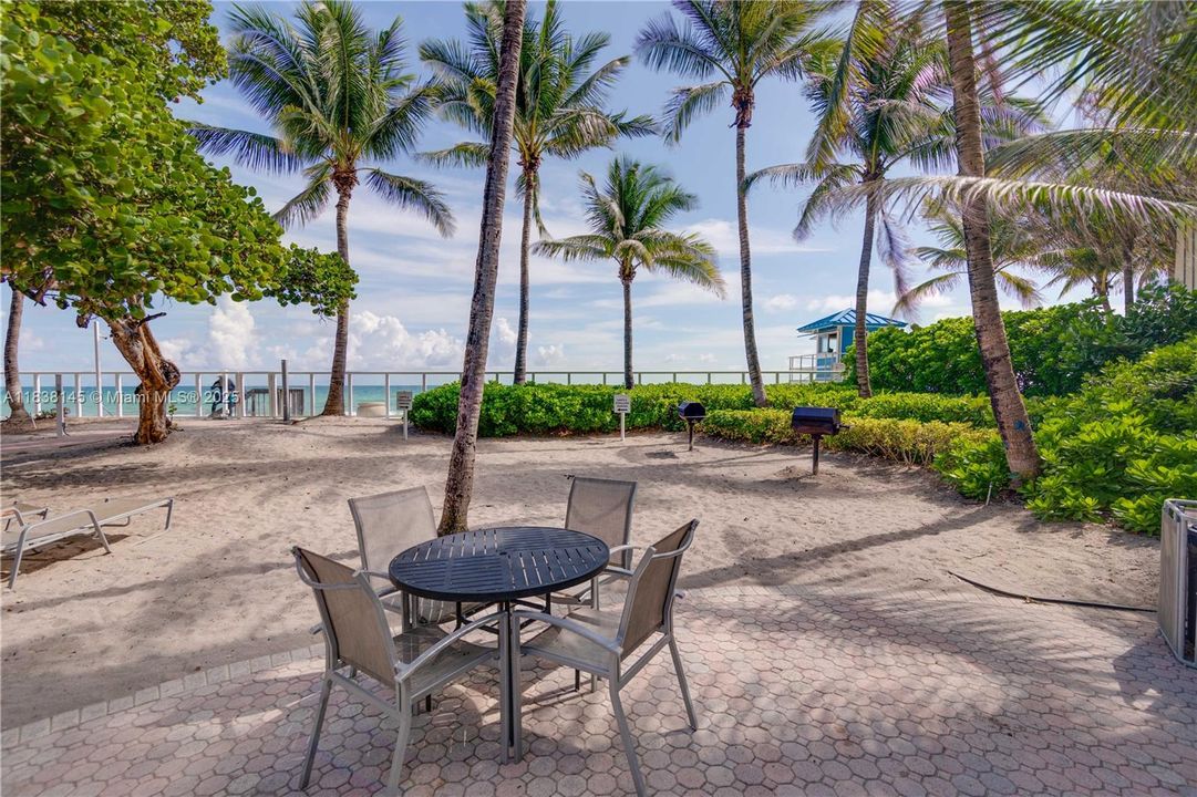 Active With Contract: $3,300 (2 beds, 2 baths, 1208 Square Feet)
