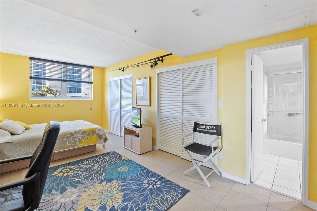Active With Contract: $3,300 (2 beds, 2 baths, 1208 Square Feet)
