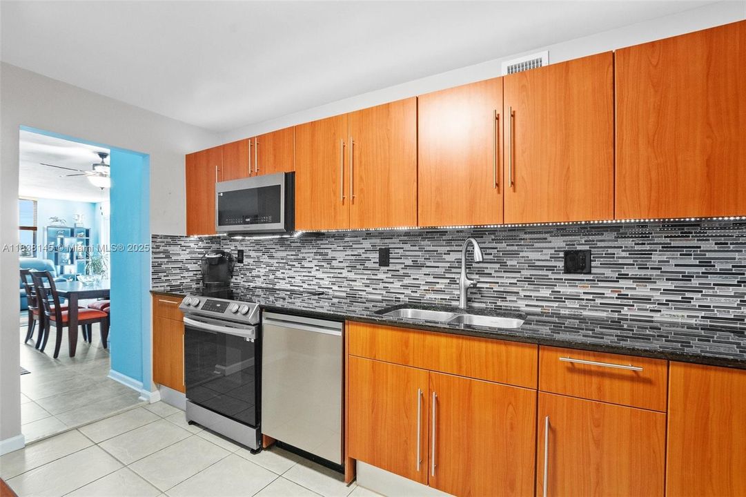 Active With Contract: $3,300 (2 beds, 2 baths, 1208 Square Feet)