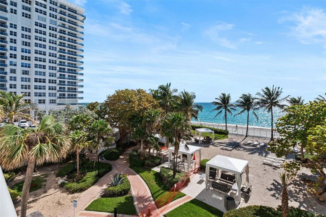 Active With Contract: $3,300 (2 beds, 2 baths, 1208 Square Feet)