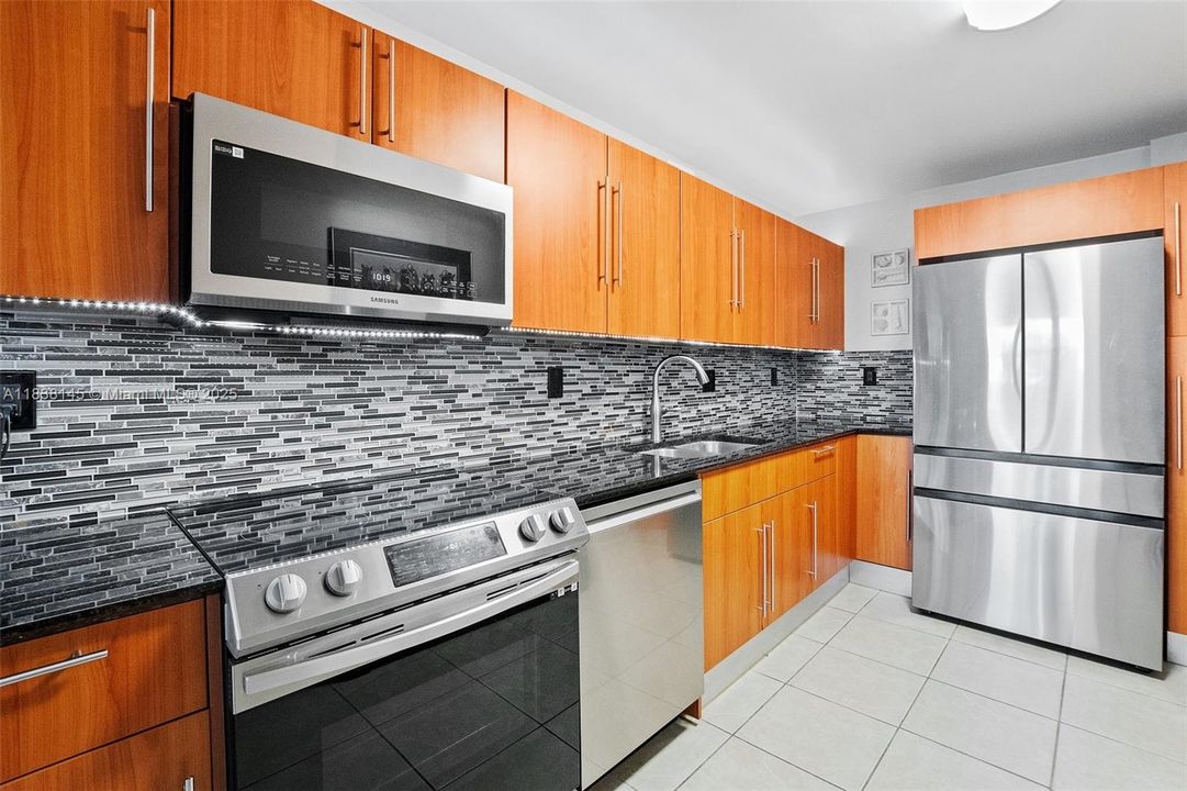 Active With Contract: $3,300 (2 beds, 2 baths, 1208 Square Feet)