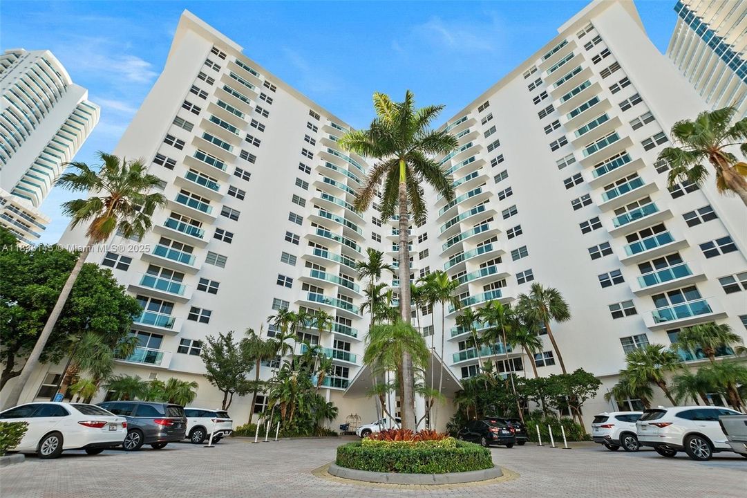 Active With Contract: $3,300 (2 beds, 2 baths, 1208 Square Feet)