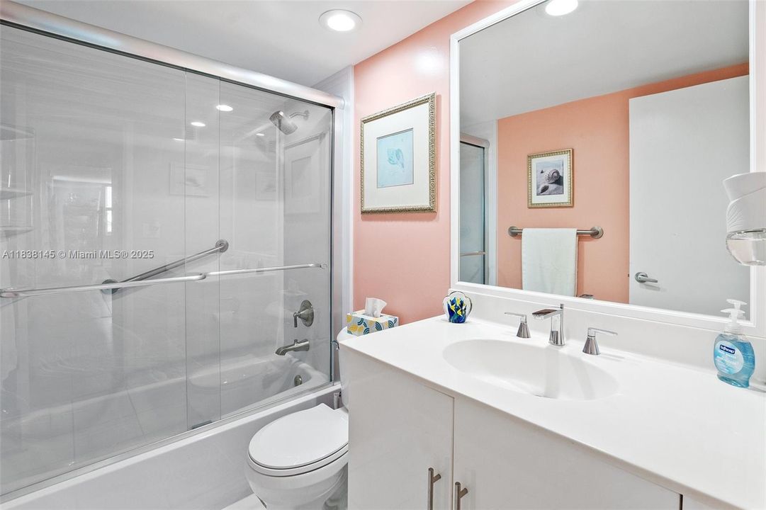 Active With Contract: $3,300 (2 beds, 2 baths, 1208 Square Feet)