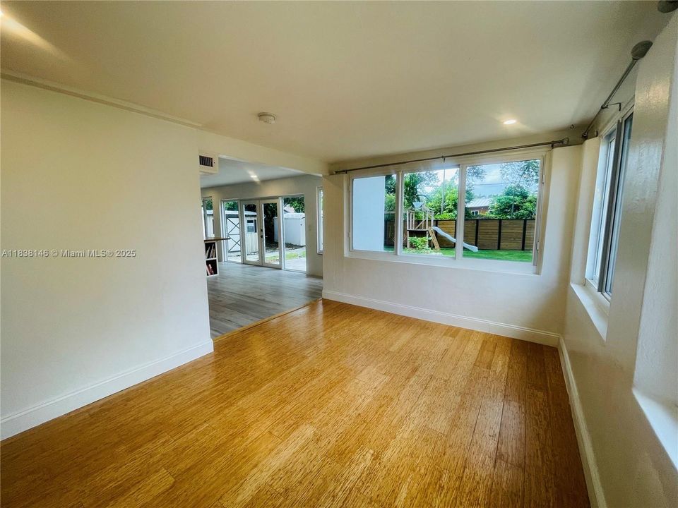 最近售出: $650,000 (3 贝兹, 2 浴室, 1395 平方英尺)