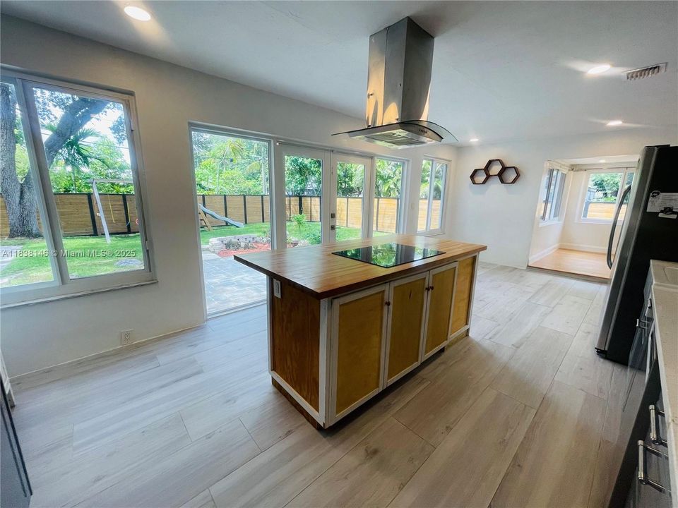 最近售出: $650,000 (3 贝兹, 2 浴室, 1395 平方英尺)