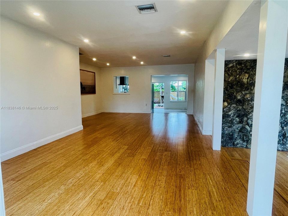 最近售出: $650,000 (3 贝兹, 2 浴室, 1395 平方英尺)