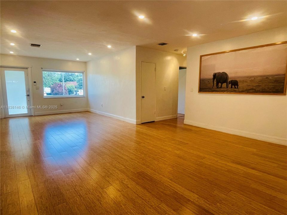 最近售出: $650,000 (3 贝兹, 2 浴室, 1395 平方英尺)