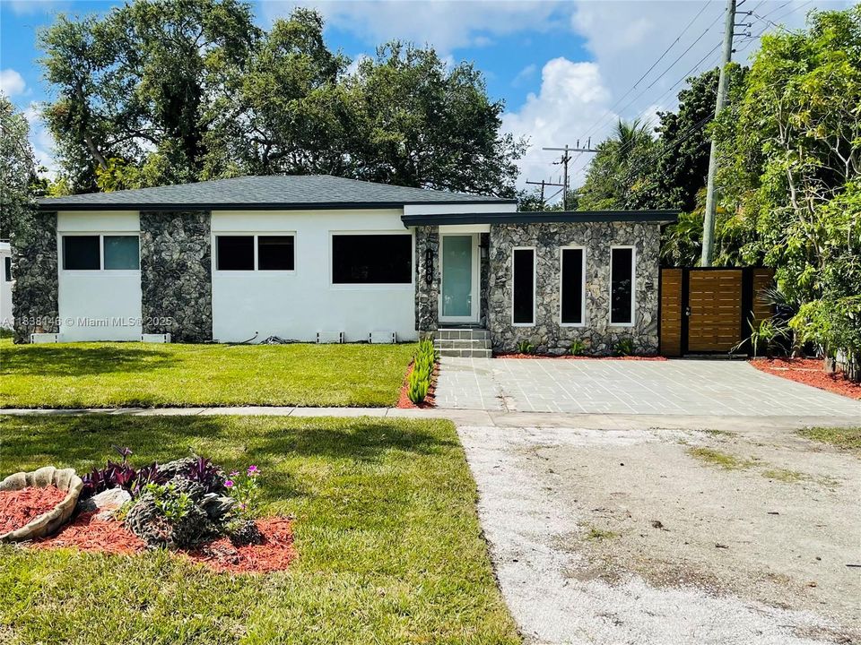 最近售出: $650,000 (3 贝兹, 2 浴室, 1395 平方英尺)