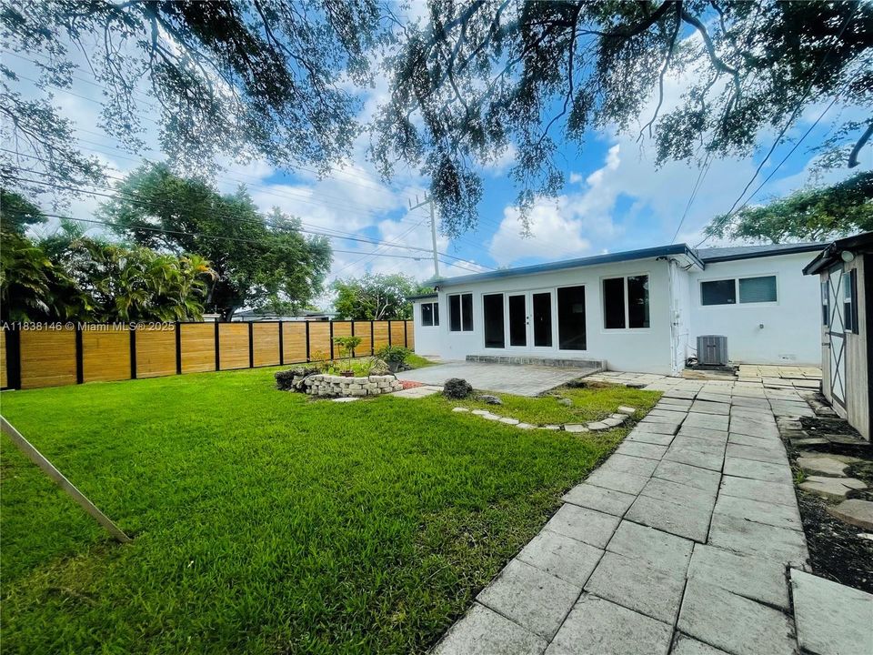 最近售出: $650,000 (3 贝兹, 2 浴室, 1395 平方英尺)