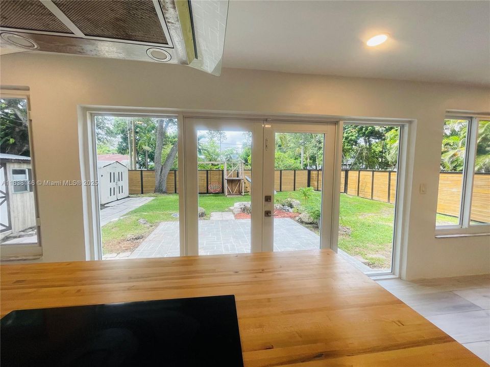 最近售出: $650,000 (3 贝兹, 2 浴室, 1395 平方英尺)