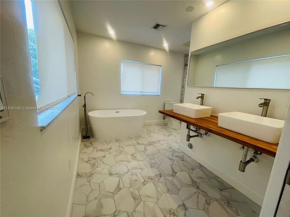 最近售出: $650,000 (3 贝兹, 2 浴室, 1395 平方英尺)