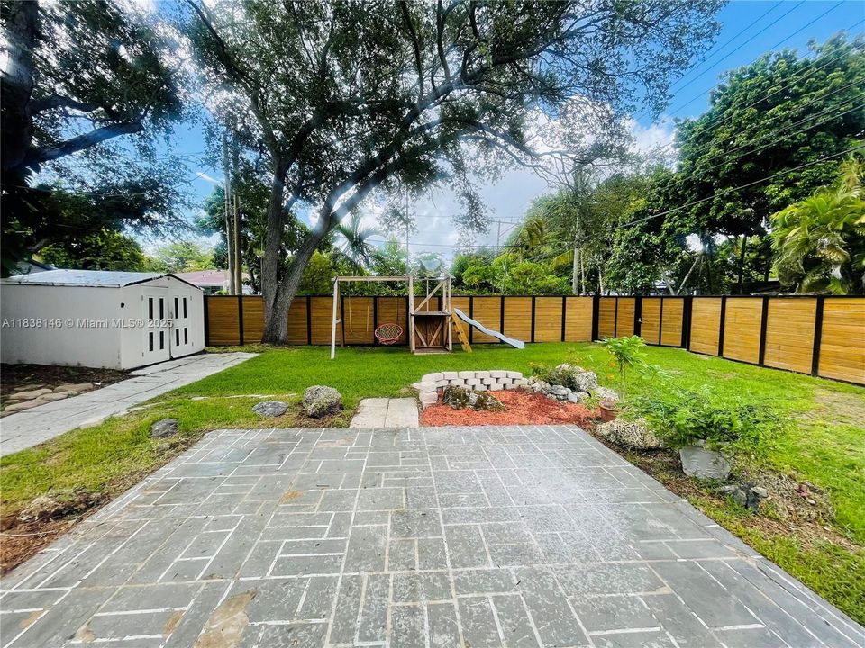 最近售出: $650,000 (3 贝兹, 2 浴室, 1395 平方英尺)