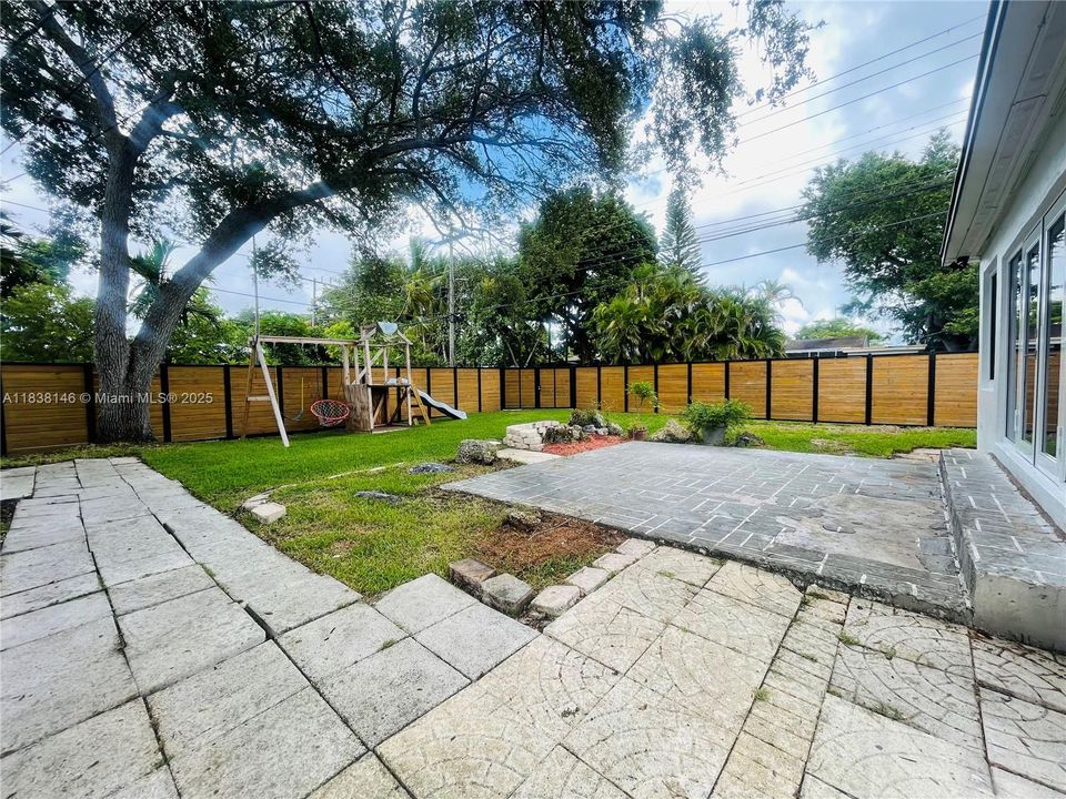 最近售出: $650,000 (3 贝兹, 2 浴室, 1395 平方英尺)