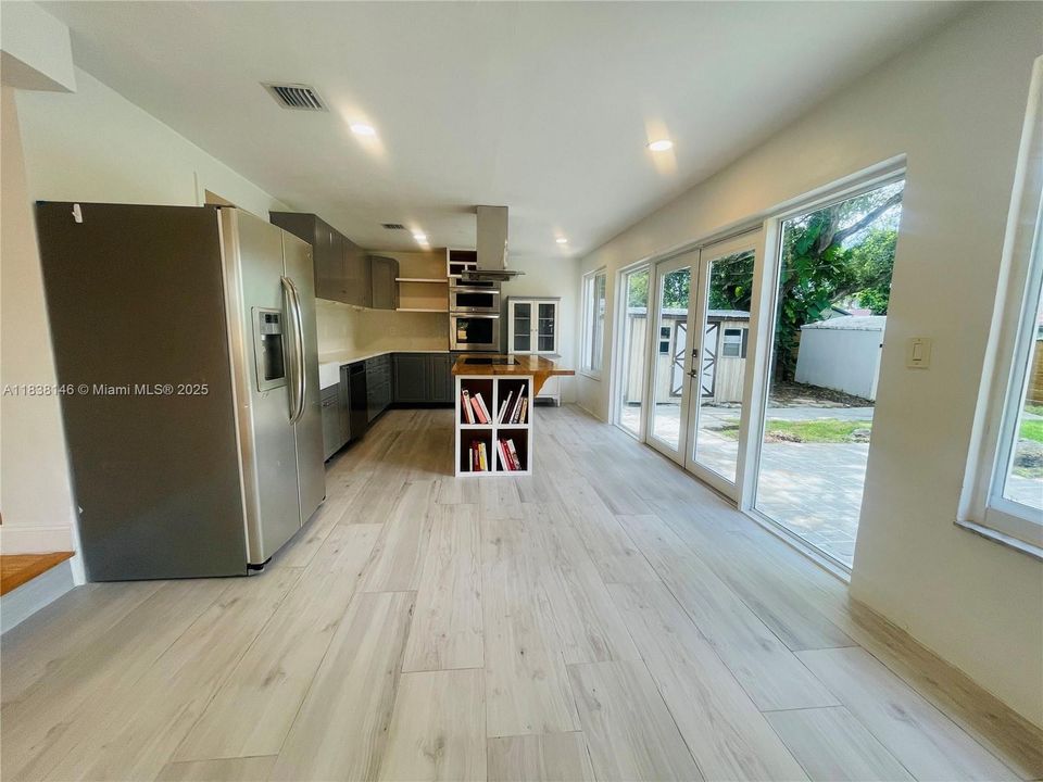 最近售出: $650,000 (3 贝兹, 2 浴室, 1395 平方英尺)