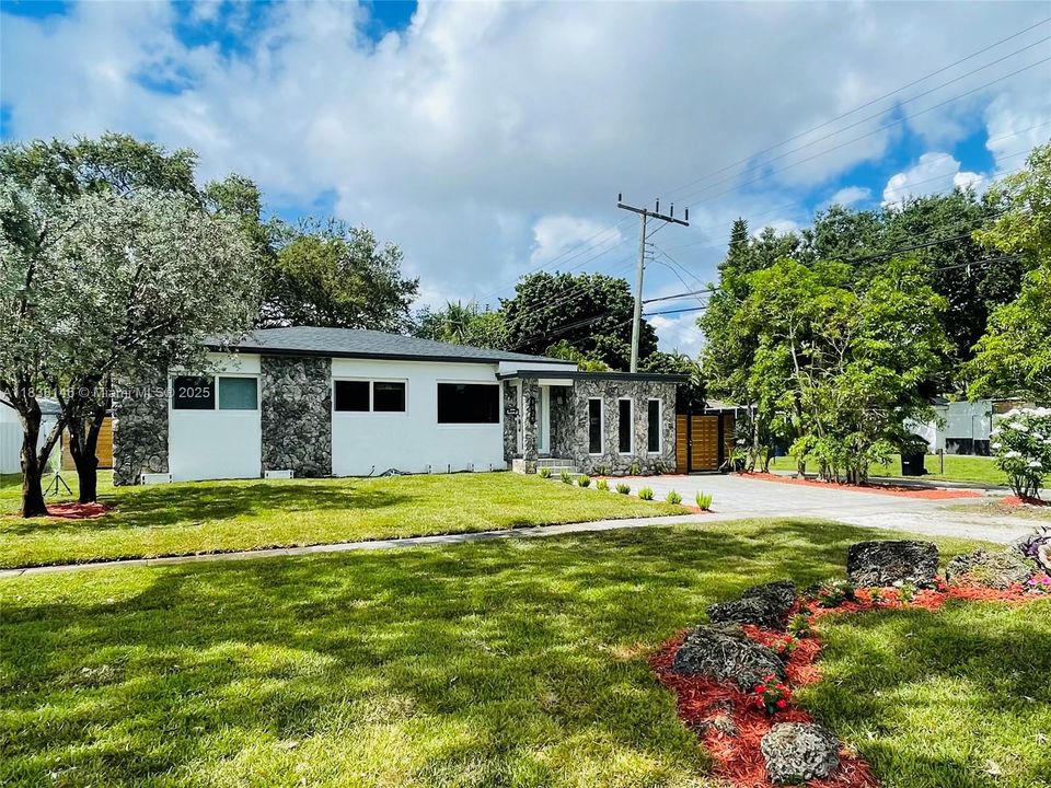 最近售出: $650,000 (3 贝兹, 2 浴室, 1395 平方英尺)