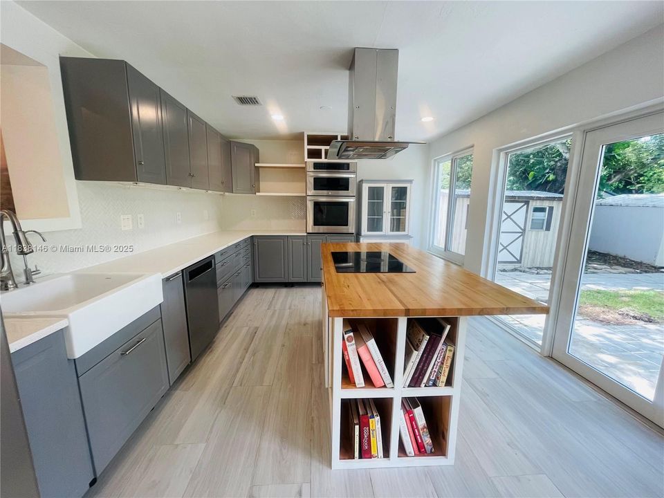 最近售出: $650,000 (3 贝兹, 2 浴室, 1395 平方英尺)