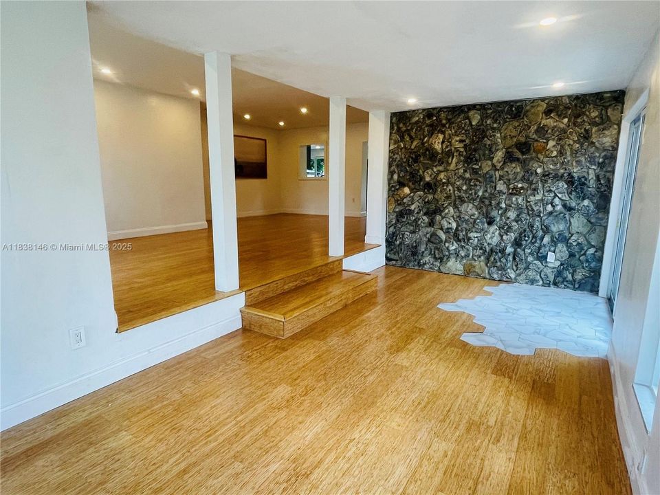 最近售出: $650,000 (3 贝兹, 2 浴室, 1395 平方英尺)