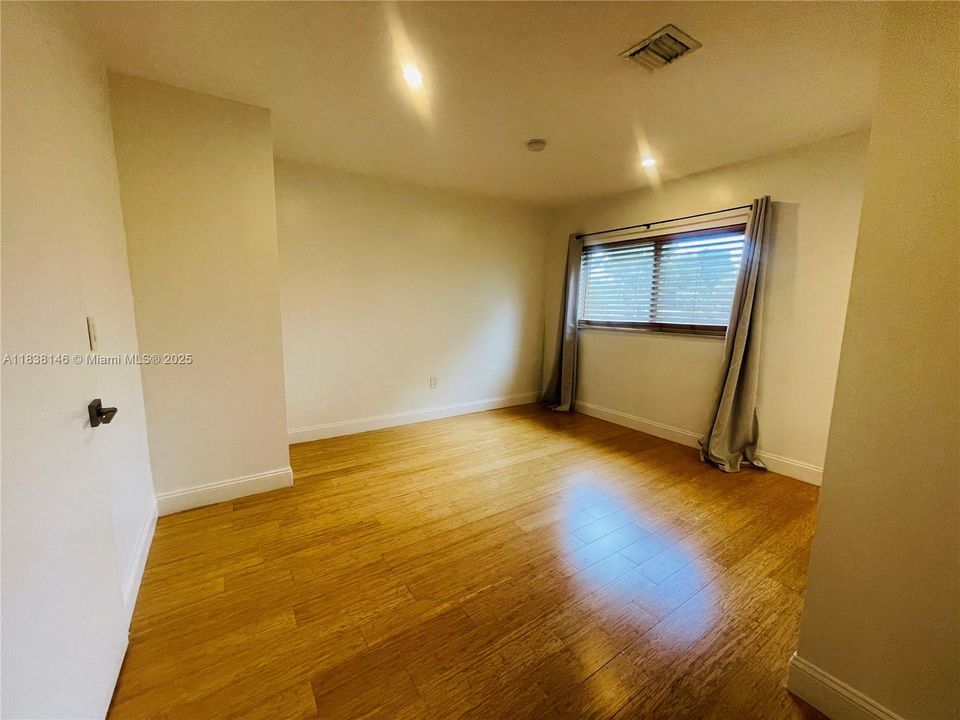 最近售出: $650,000 (3 贝兹, 2 浴室, 1395 平方英尺)